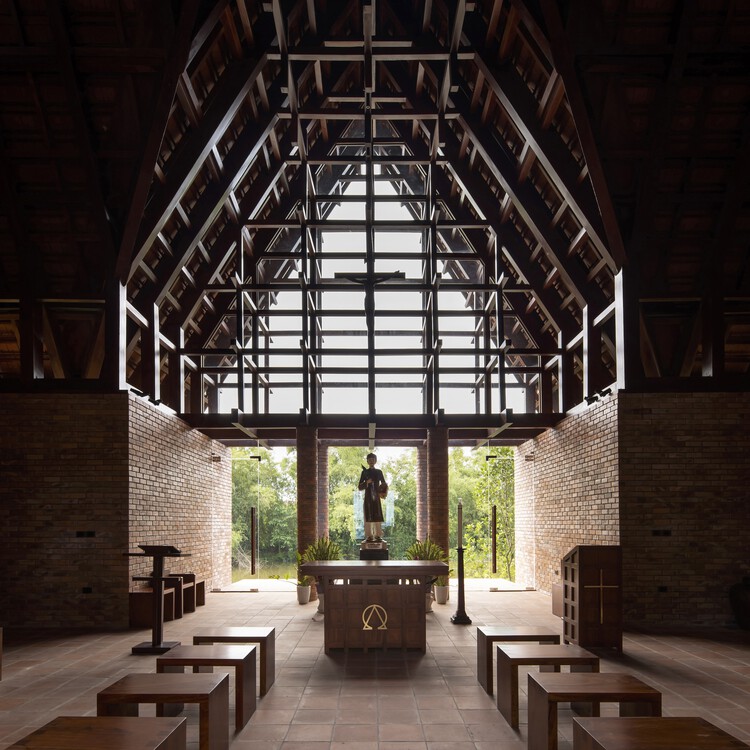 Храм Мучеников / Lestudioarchitects - Фотография интерьера, Стол, Скамейка, Балка