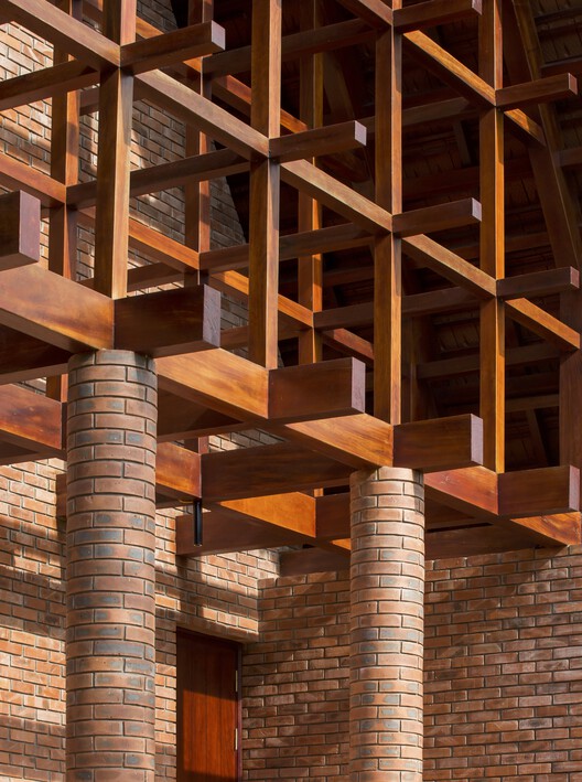 Храм Мученика / Lestudioarchitects - Фотография интерьера, балка, кирпич