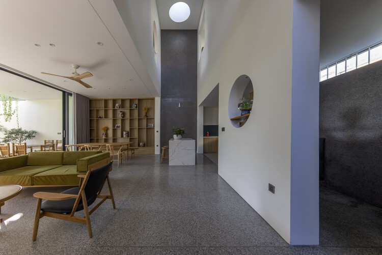 Phong House / Dom Architect Studio - Фотография интерьера, стул