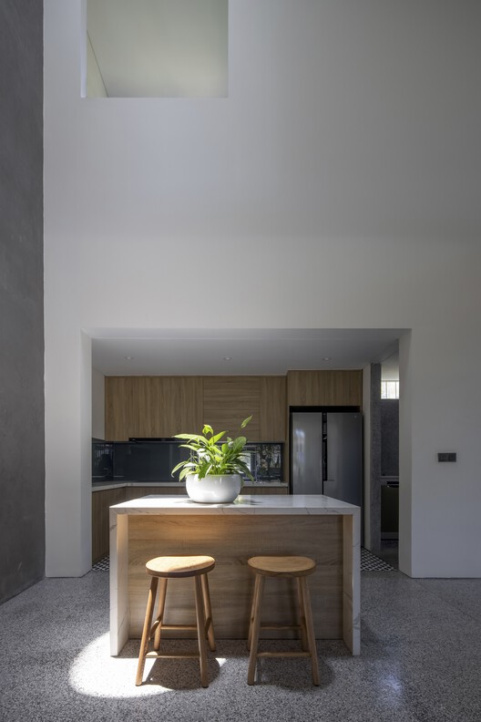 Phong House / Dom Architect Studio - Фотография интерьера, стол