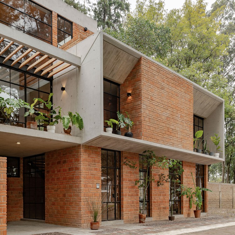 MoMa House / Estudio Tecalli - Фотография Экстерьера, Кирпич, Фасад
