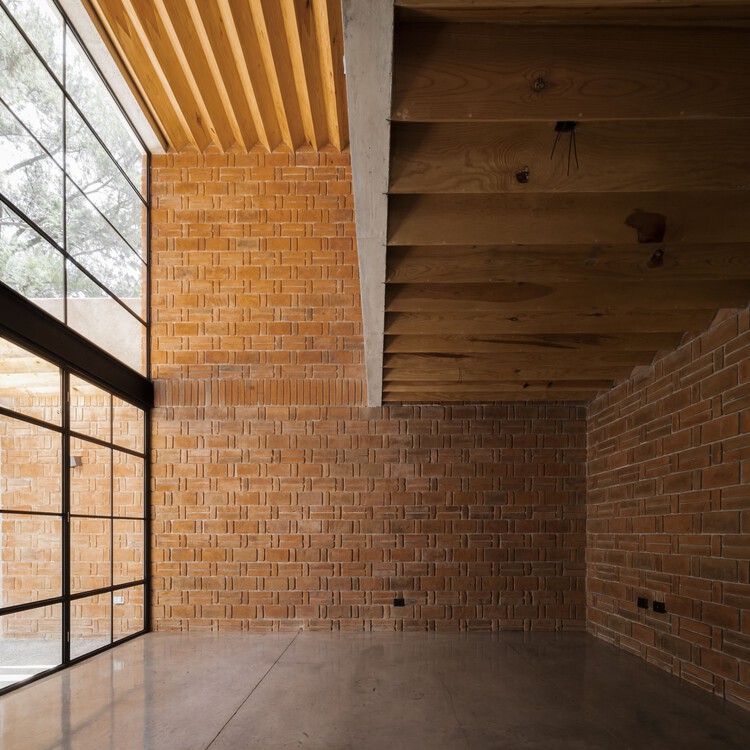MoMa House / Estudio Tecalli - Фотография интерьера, кирпич, фасад, балка
