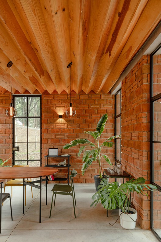 MoMa House / Estudio Tecalli - Фотография интерьера, Стол, Дерево, Окна, Балка, Стул, Кирпич