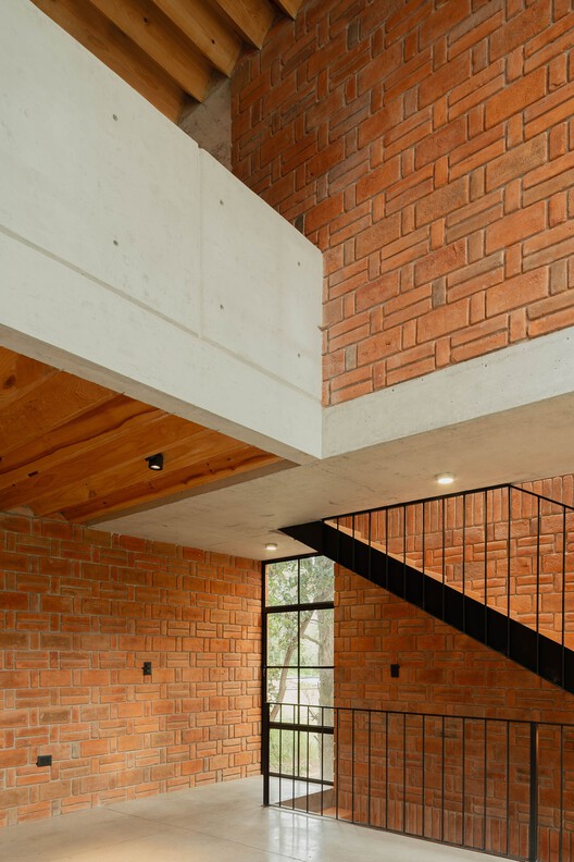 MoMa House / Estudio Tecalli - Фотография интерьера, кирпич, балка