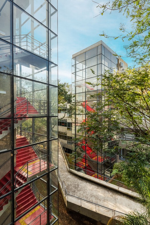 Международный вещательный центр Университета Сан-Паулу (CDI-USP) / Onze arquitetura - Фотография экстерьера, окна, фасад, сад