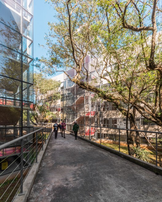 Международный вещательный центр Университета Сан-Паулу (CDI-USP) / Onze arquitetura - Экстерьерная фотография