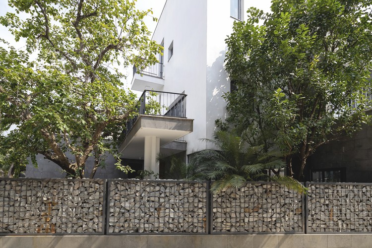 HT House / 007studio - Фотография экстерьера, забор