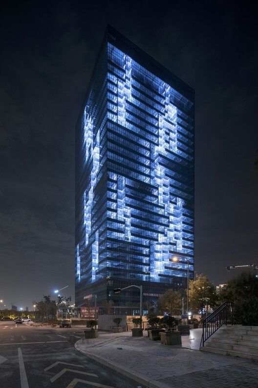 Офисное здание CRYSTAL / SAKO Architects - Фотография экстерьера, окна, фасад, городской пейзаж