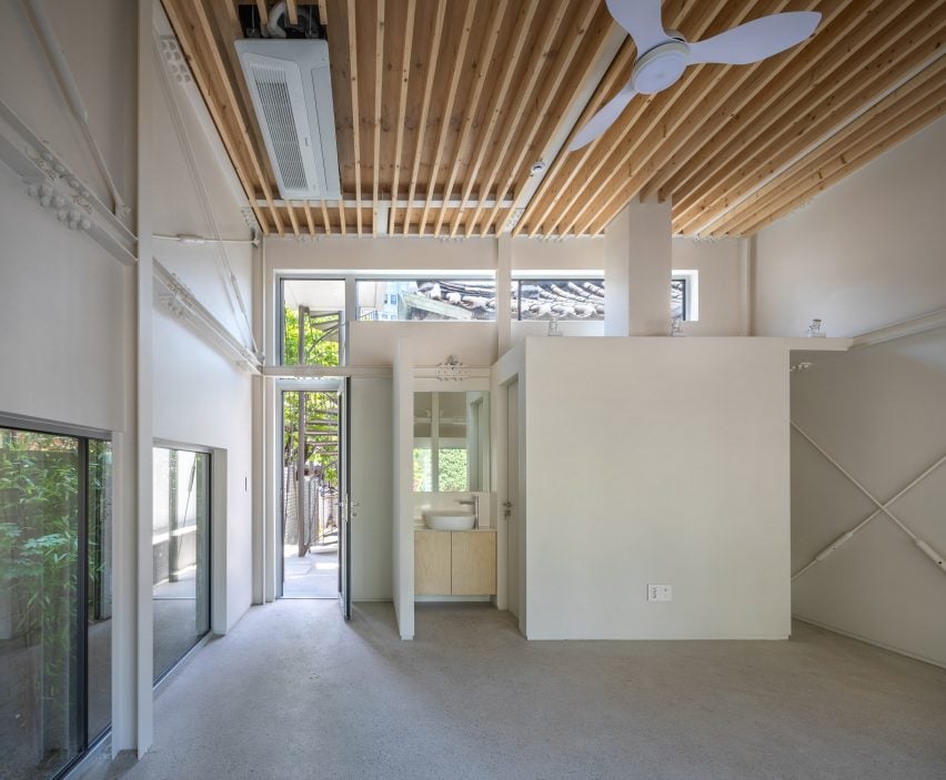 Интерьер первого этажа сеульского проекта от YounghanChung Architects 