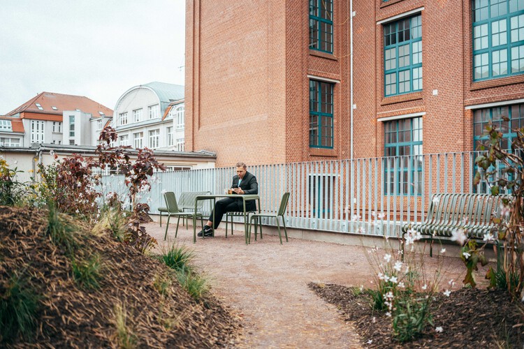 Сад на крыше Wirkbau Chemnitz / Meyer-Grohbrügge - фотография экстерьера, окна, стул, сад