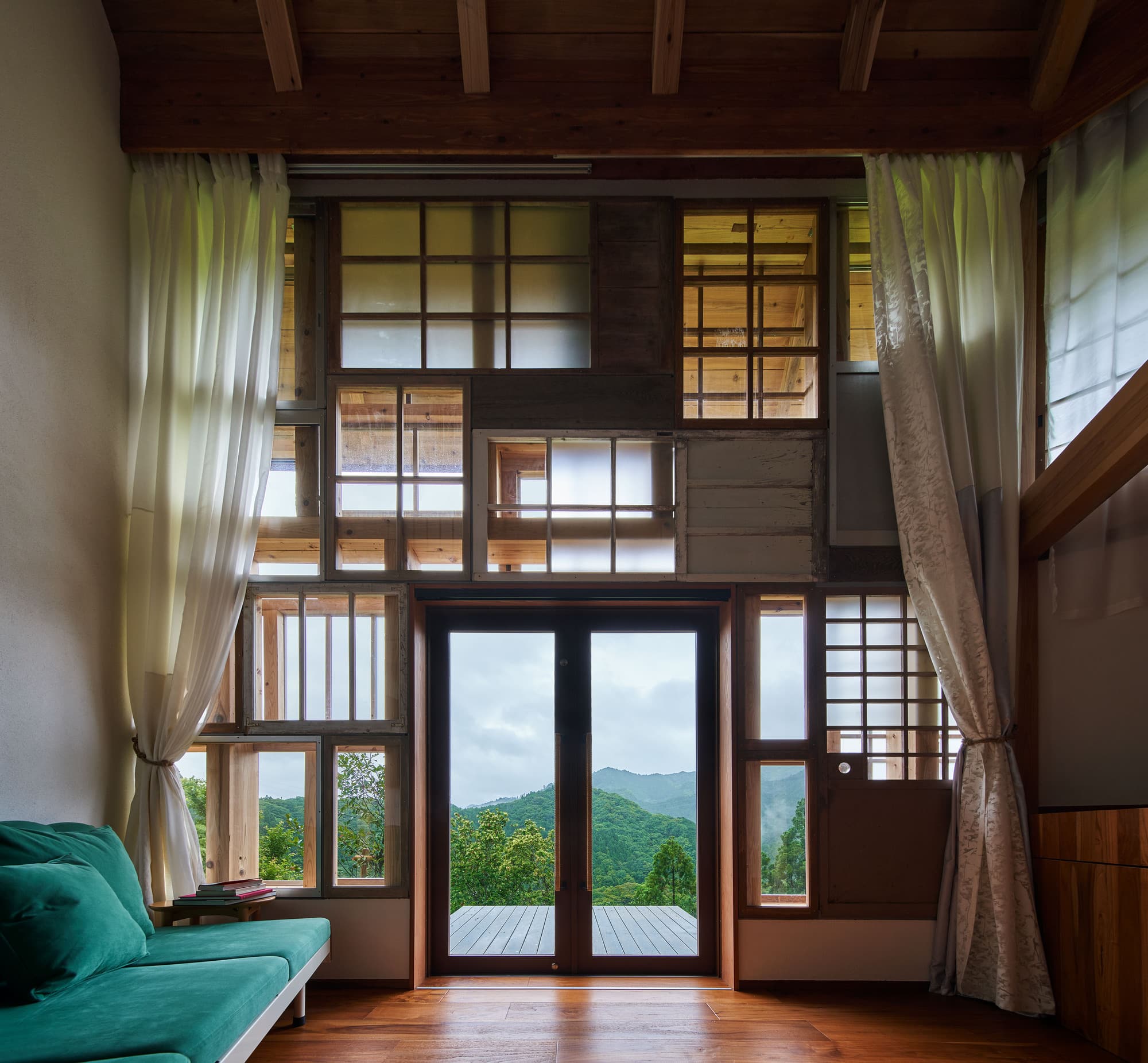 От мусора к орнаменту: архитекторы и дизайнеры дают новую жизнь выброшенным вещам