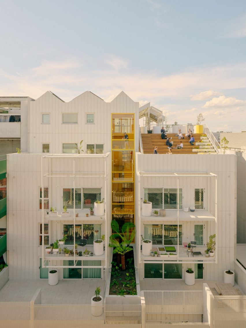 Зигзагообразная крыша и фасад жилого дома ParkLife в Мельбурне от Austin Maynard Architects