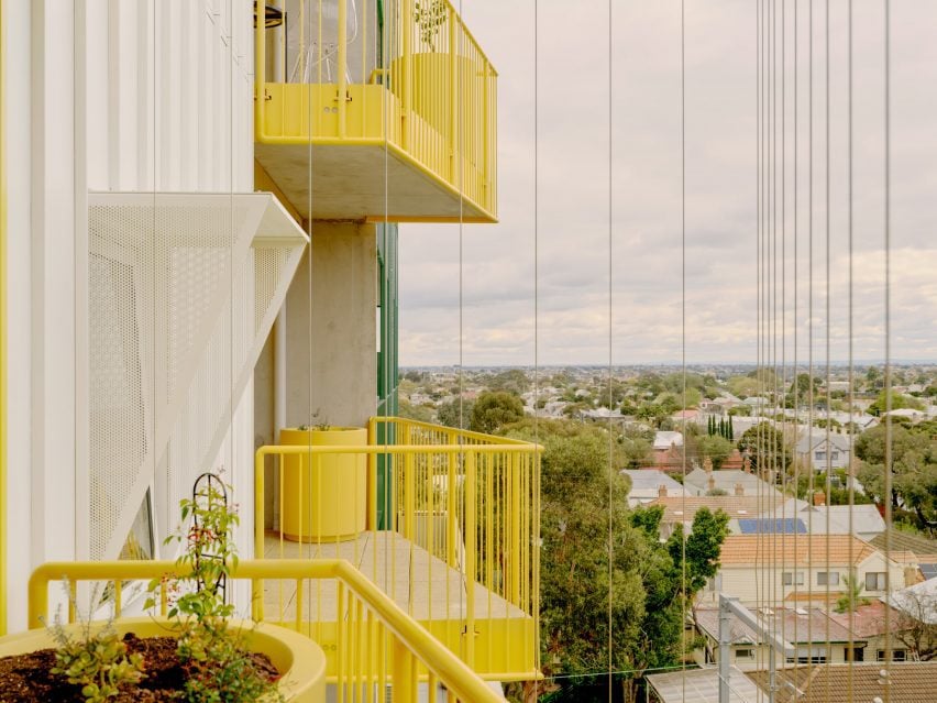 Желтые балконы многоквартирного дома ParkLife в Мельбурне от Austin Maynard Architects