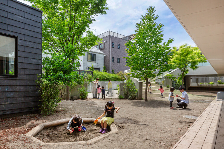 Детский сад SDJ / HIBINOSEKKEI + Youji no Shiro - Фотография экстерьера, окна