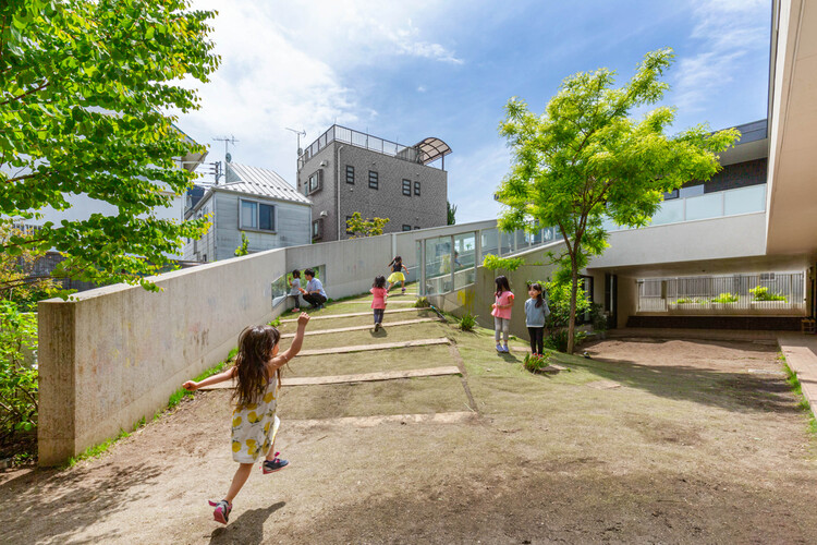 Детский сад SDJ / HIBINOSEKKEI + Youji no Shiro - Фотография экстерьера, окна