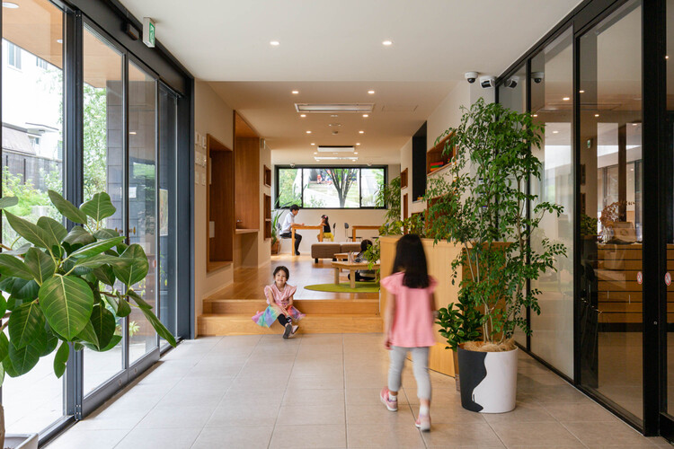 SDJ Nursery / HIBINOSEKKEI + Youji no Shiro - Фотография интерьера, окон, фасада