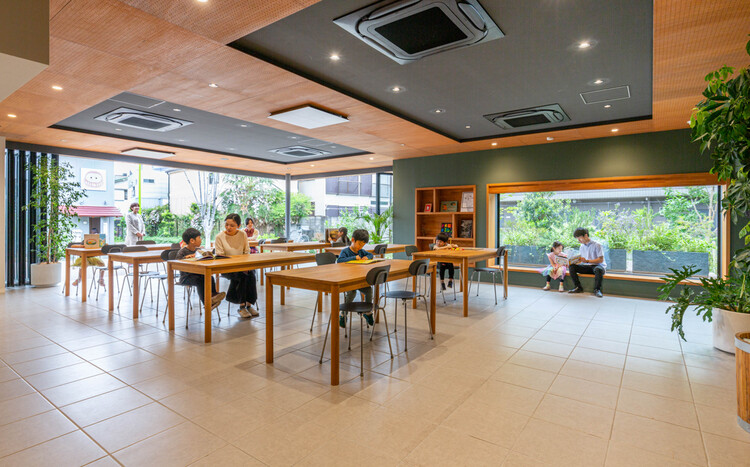 SDJ Nursery / HIBINOSEKKEI + Youji no Shiro - Фотография интерьера, Столовая, Стол