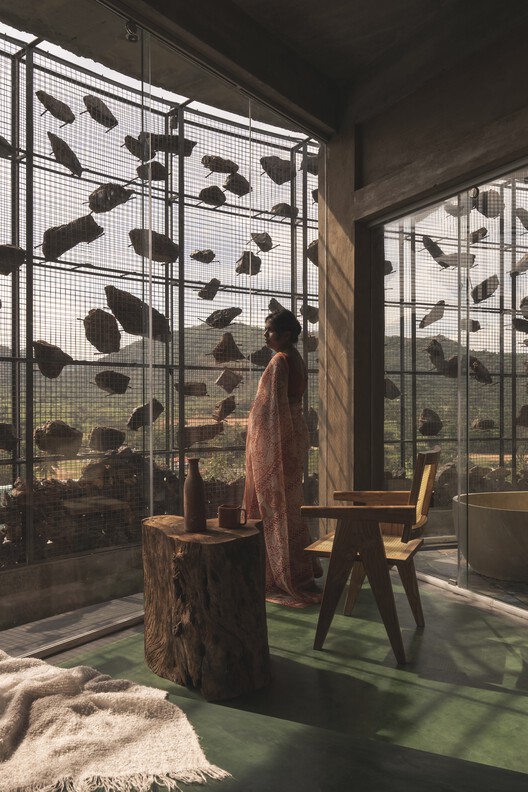 The Infinite Rise House/Earthscape Studio – Фотография интерьера, балка
