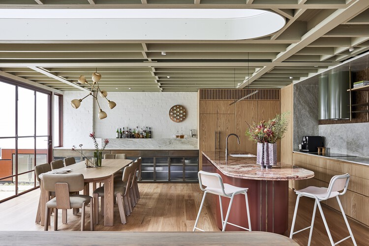Дом Россо Верде / Carter Williamson Architects — Фотография интерьера, кухня, стол, стул, балка, окна
