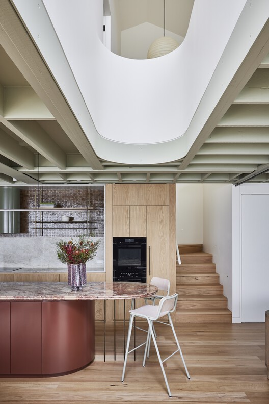 Дом Россо Верде / Carter Williamson Architects — Фотография интерьера, кухня, дерево, стул, окна, балка