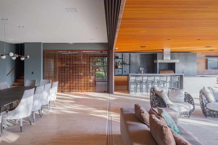 Дом Брауниньяс / Pablo Lanza Arquitetura - Фотография интерьера, гостиная, балка