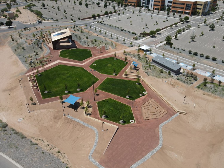 SkyRoom Community Square / McClain + Yu Architecture & Design — Изображение 6 из 20