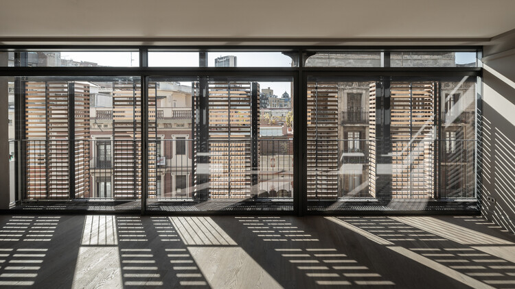 Paseo de Gracia 125 Ремонт здания / OAB - Фотография интерьера, окон, фасада