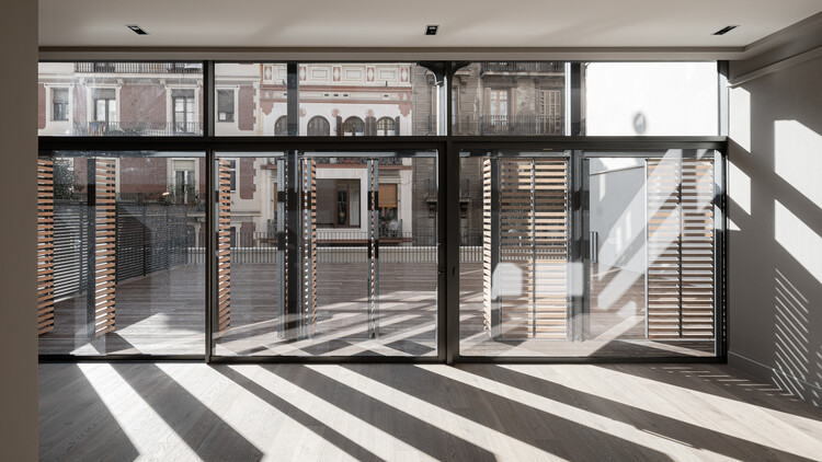 Paseo de Gracia 125 Ремонт здания / OAB - Фотография интерьера, двери, окна, фасад