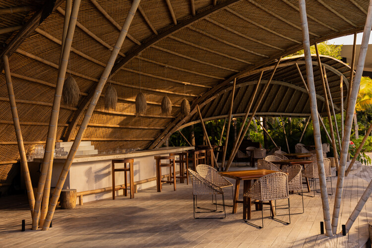 Ресторан Bamboo / Хорхе Келлехер - Фотография интерьера, стол, стул, балка