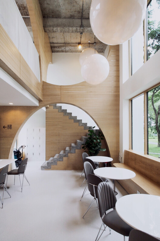 Bitter Kiss Café / ASWA - Фотография интерьера, Стол, Стул, Окна, Балка