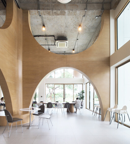 Bitter Kiss Café / ASWA - Фотография интерьера, Стол, Стул, Окна, Балка