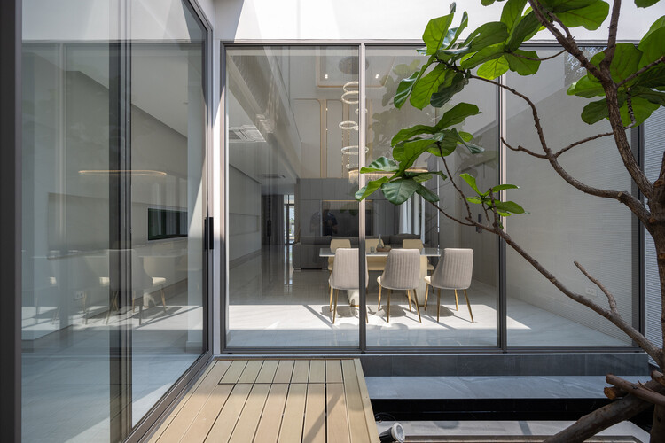 PB House / D Compose Architect - Фотография интерьера, окон, стула, двери, фасада