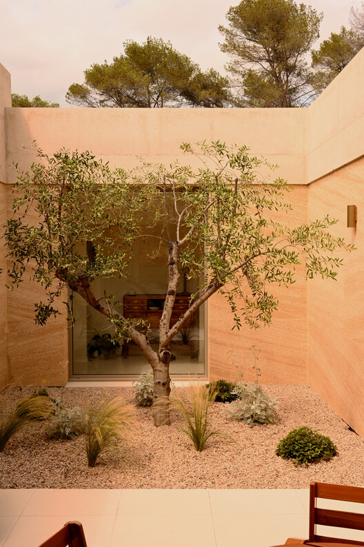 Le Clos Villa / Bancaù Architectes - Экстерьерная фотография, фасад, окна, двор