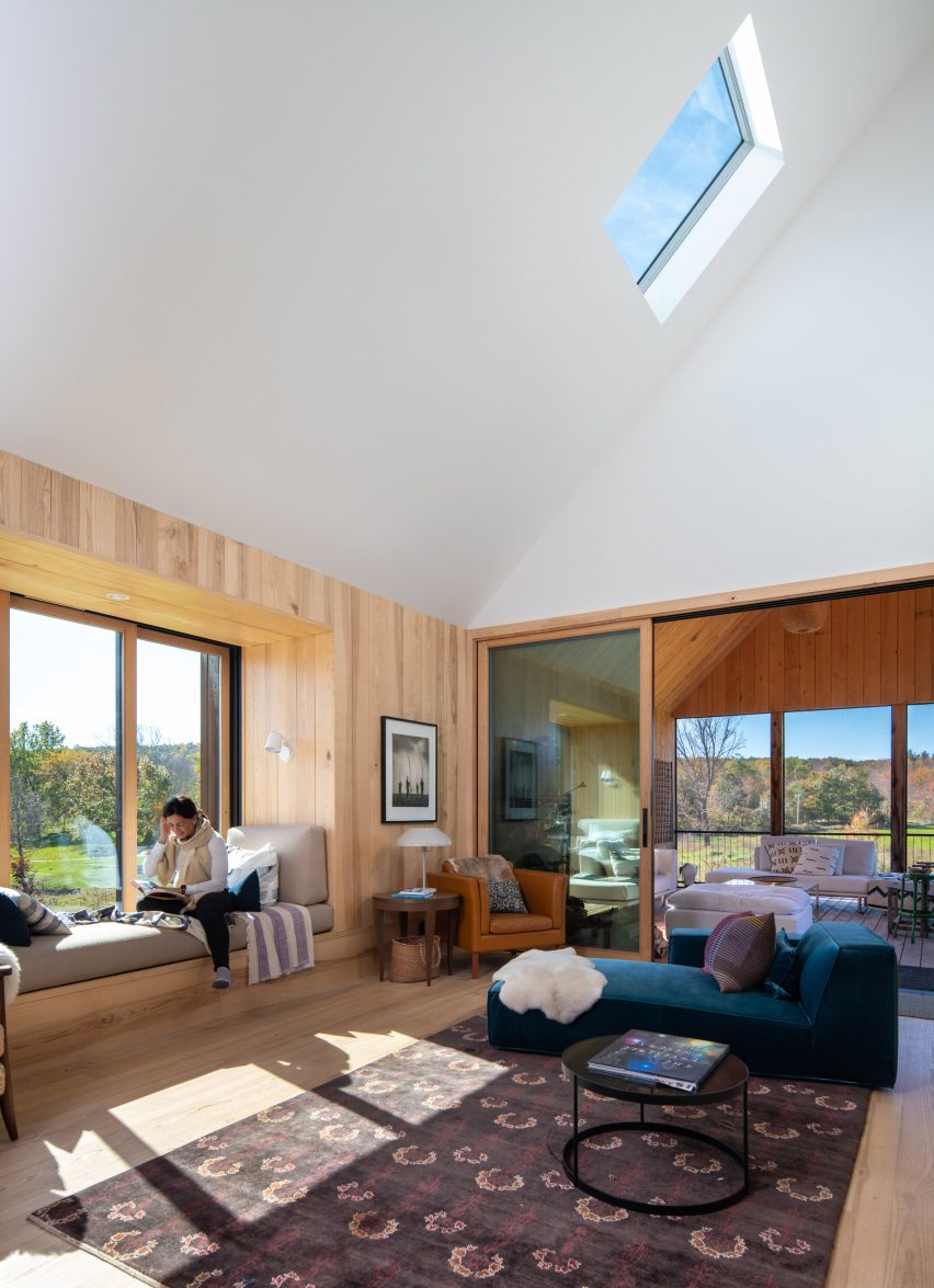 Застекленные веранды и интерьер фермерского дома Berkshires Farmhouse в Массачусетсе от Kinneymorrow.
