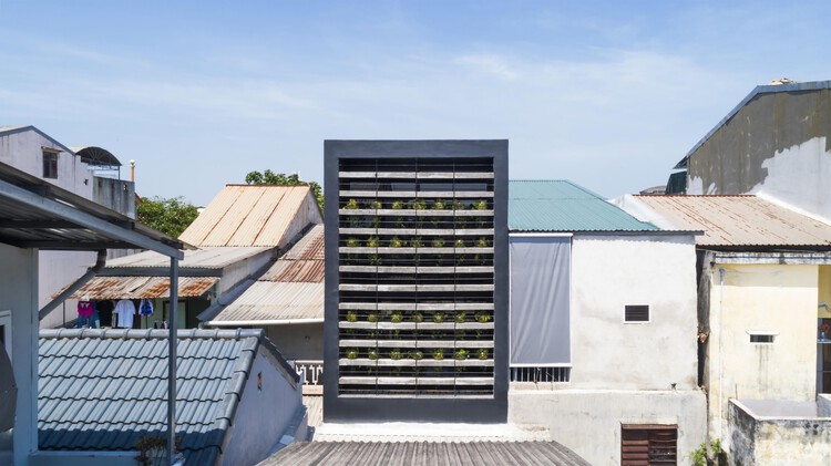 Ссудный дом Май Тхук, 99 / Cong Sinh Architects — фотография экстерьера, окна, фасад
