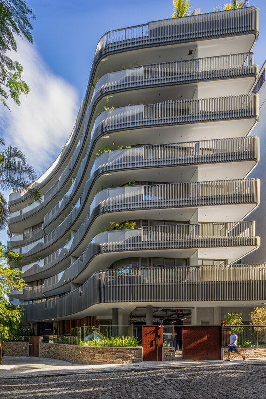 Brisa Apartments / Sergio Conde Caldas Arquitetura - Фотография экстерьера, фасад