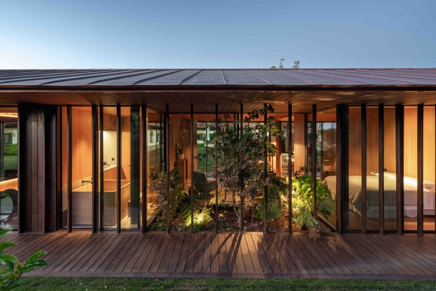 Застекленный фасад испанского дома с бассейном от Baldo Arquitectura 