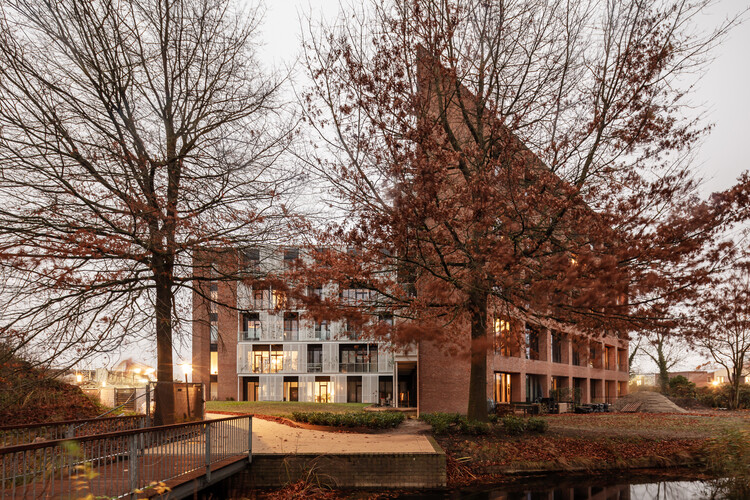 Cosun 1/ Suikerunie Apartments / EVA Architecten - Фотография Экстерьера, Окна, Кирпич