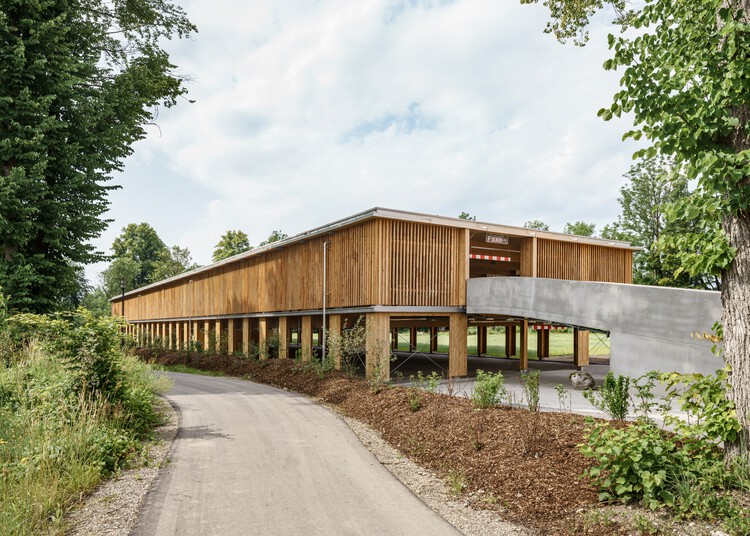 Деревянная автостоянка B&O / HK Architekten, Hermann Kaufmann + Partner ZT - Экстерьерная фотография, лес