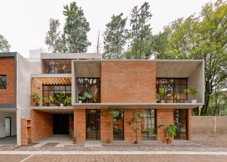 MoMa House / Estudio Tecalli - Фотография Экстерьера, Кирпич, Фасад, Окна