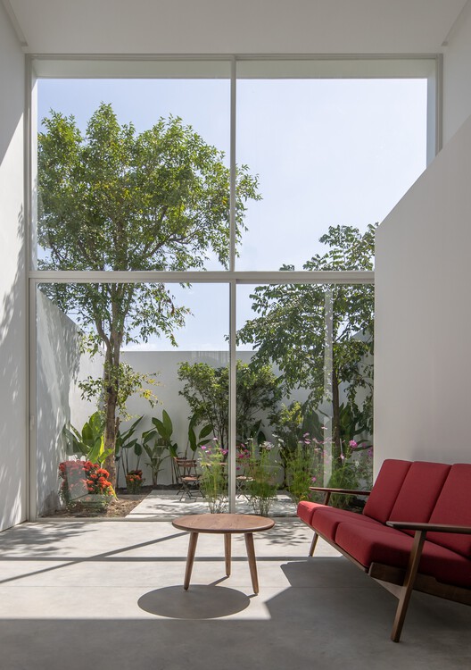 Nha Dao Buoc House / HH Studio — фотография экстерьера, стол