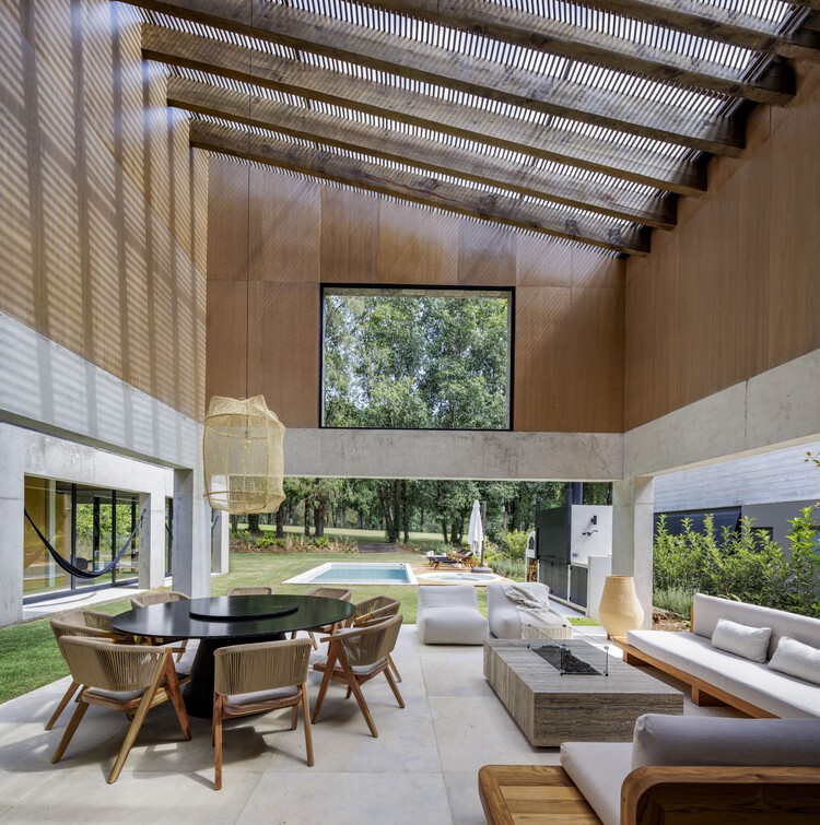 Noah House / Cadaval Estudio - Фотография интерьера, гостиная, стол, окна, стул, балка