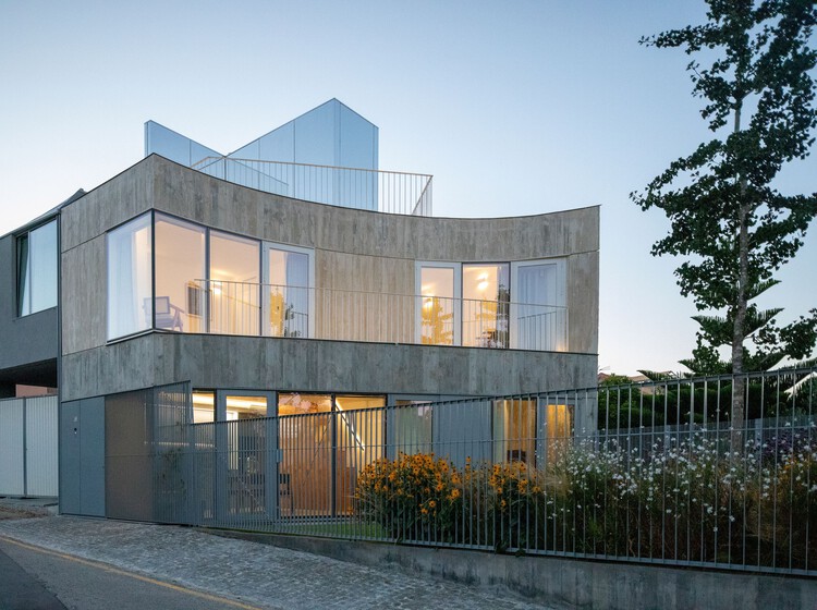 Дом в городском парке, Овар / Nelson Resende Arquitecto - Фотография экстерьера, окна, фасад