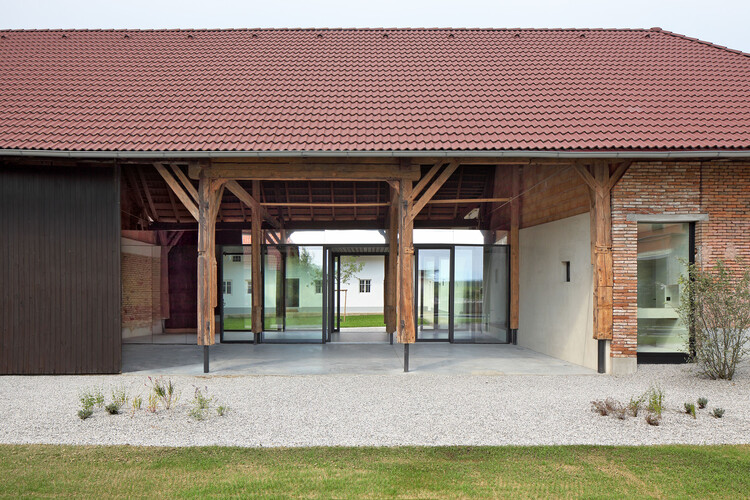 Hof B House / Moser and Hager Architekten - Экстерьерная фотография, фасад, окна, колонна