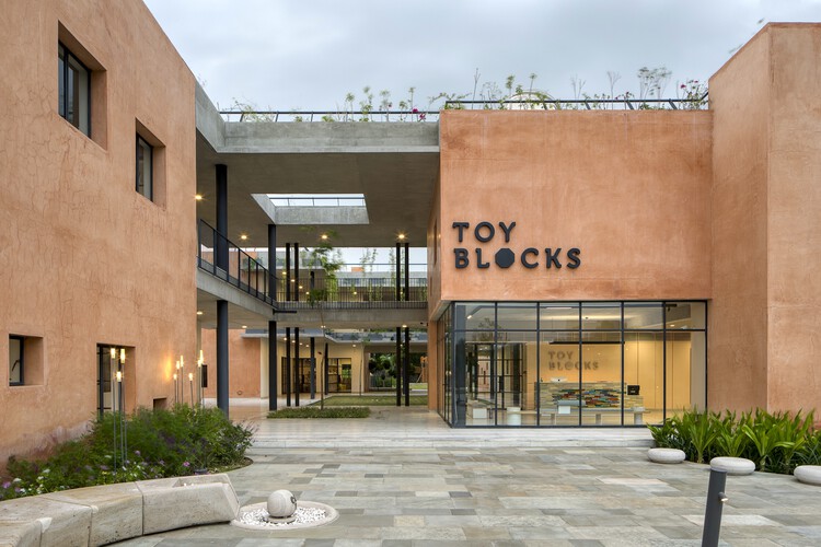 Детский сад Toy Blocks / Blocher Partners India — фотография экстерьера, окон, фасада