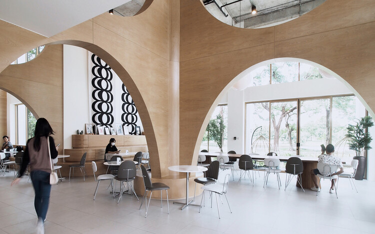 Bitter Kiss Café / ASWA - Фотография интерьера, Столовая, Стол, Стул, Окна, Арка, Балка