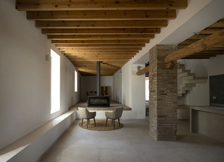 Cortijo Belicena / ROOM ARQUITECTOS + Хуан Гарсиа Нофуэнтес и Розер Мартинес - Фотография интерьера, стол, балка