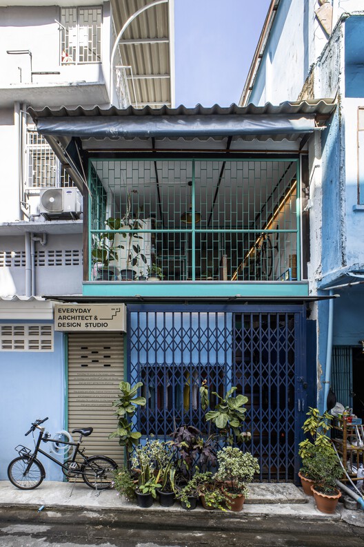 Офис Khlongsan Studio / Студия Everyday Architects & Design - Экстерьерная фотография, окна, забор, фасад, лестница, перила