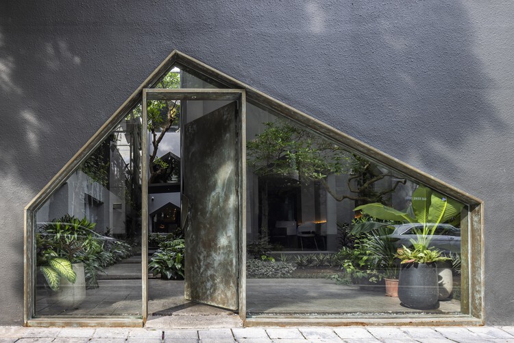 Ресторан Crystal / NH Village Architects — фотография экстерьера, фасад, окна