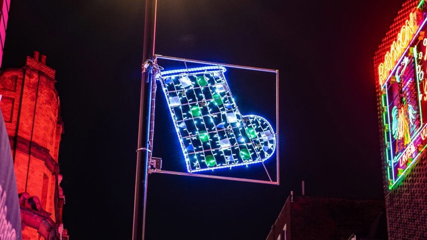 На выставке Soho Kids Xmas Lights 2023 представлены проекты учащихся начальной школы округа Сохо.